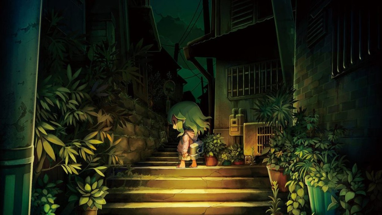 Eine kleine Figur steht nachts allein auf einer schmalen Treppe zwischen dunklen Häusern und dichter Vegetation in Yomawari.