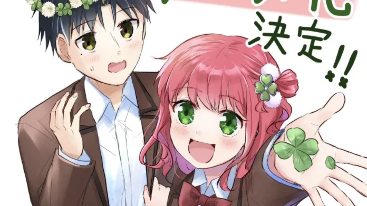 Zwei Schüler aus You Are a Four-Leaf Clover stehen nebeneinander; das Mädchen hält ein vierblättriges Kleeblatt auf der ausgestreckten Hand.