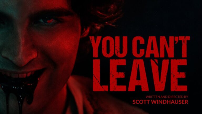Nahaufnahme eines bedrohlich beleuchteten Gesichts in rotem und schwarzem Licht; daneben steht groß der Filmtitel You Can’t Leave.