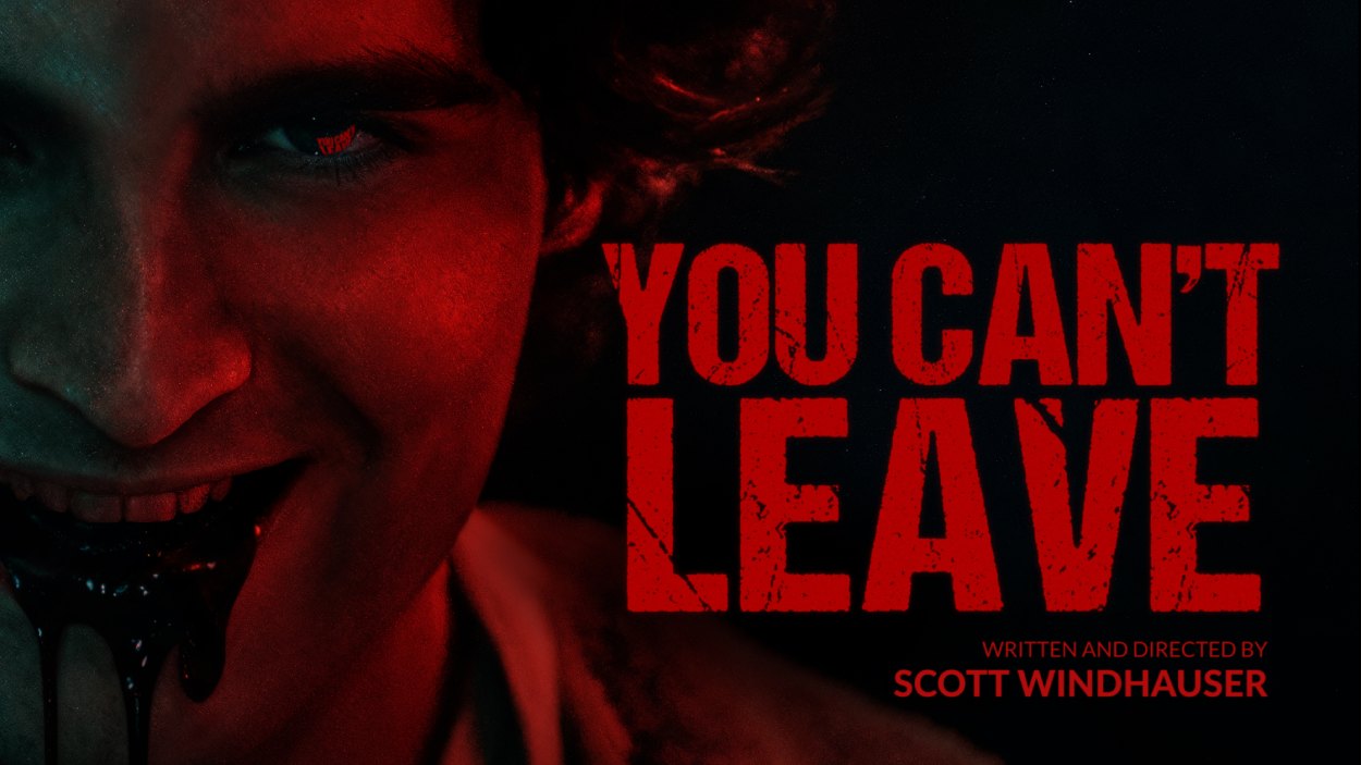 Nahaufnahme eines bedrohlich beleuchteten Gesichts in rotem und schwarzem Licht; daneben steht groß der Filmtitel You Can’t Leave.