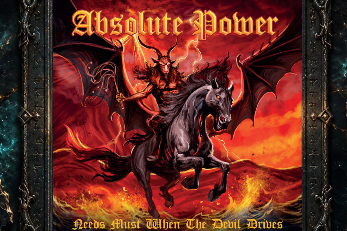 Albumcover von ABSOLUTE POWER – Needs Must When the Devil Drives (2026): Ein dämonischer Reiter auf einem schwarzen Pferd vor einem blutroten, von Blitzen durchzogenen Himmel. Illustration von Benjo Camay.