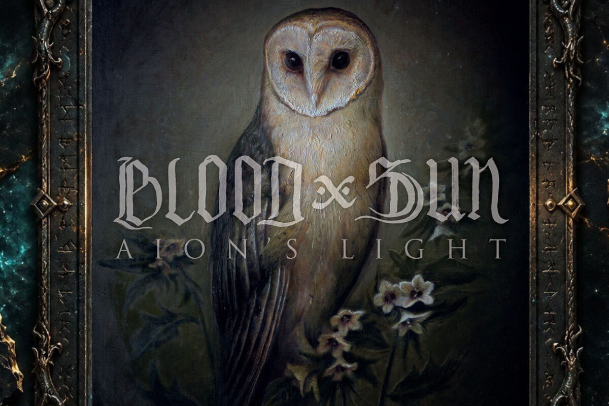 Cover von Blood and Sun – Aion’s Light mit einer still sitzenden Schleiereule vor dunklem, malerischem Hintergrund. Über dem Bild liegt der Bandname in großer gotischer Typografie, darunter der Albumtitel. Das Motiv verbindet stille Naturbeobachtung mit gedämpfter, leicht unheimlicher Atmosphäre.