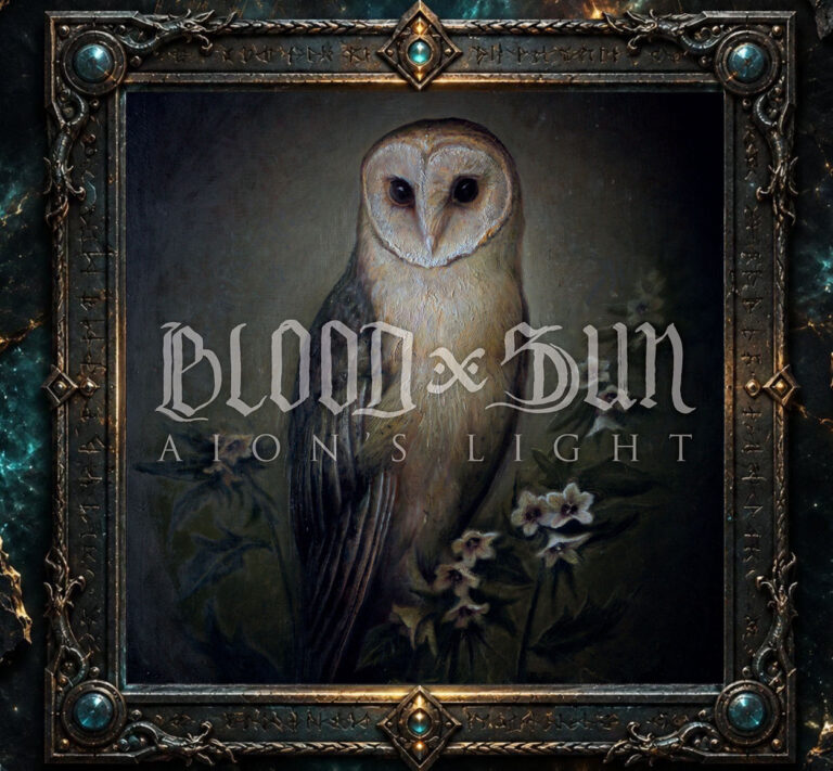 Cover von Blood and Sun – Aion’s Light mit einer still sitzenden Schleiereule vor dunklem, malerischem Hintergrund. Über dem Bild liegt der Bandname in großer gotischer Typografie, darunter der Albumtitel. Das Motiv verbindet stille Naturbeobachtung mit gedämpfter, leicht unheimlicher Atmosphäre.