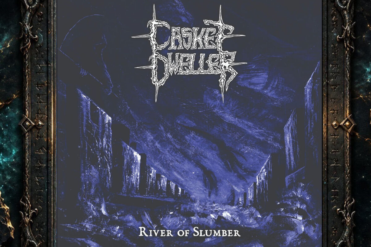 Cover von Casket Dweller – River of Slumber: In kalten bläulichen Tönen zeigt das Artwork einen düsteren, malerisch verwischten Friedhof oder eine grabartige Landschaft mit dunklen Gebäudestrukturen und geisterhaften Schattenformen am Himmel. Oben steht das zerklüftete Bandlogo, unten der Albumtitel.
