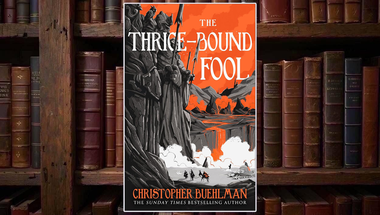 Cover von The Thrice-Bound Fool von Christopher Buehlman mit dunkelgrauen Felsformationen, monumentalen steinernen Kriegerfiguren und leuchtend orangefarbener Vulkanlandschaft im Hintergrund.