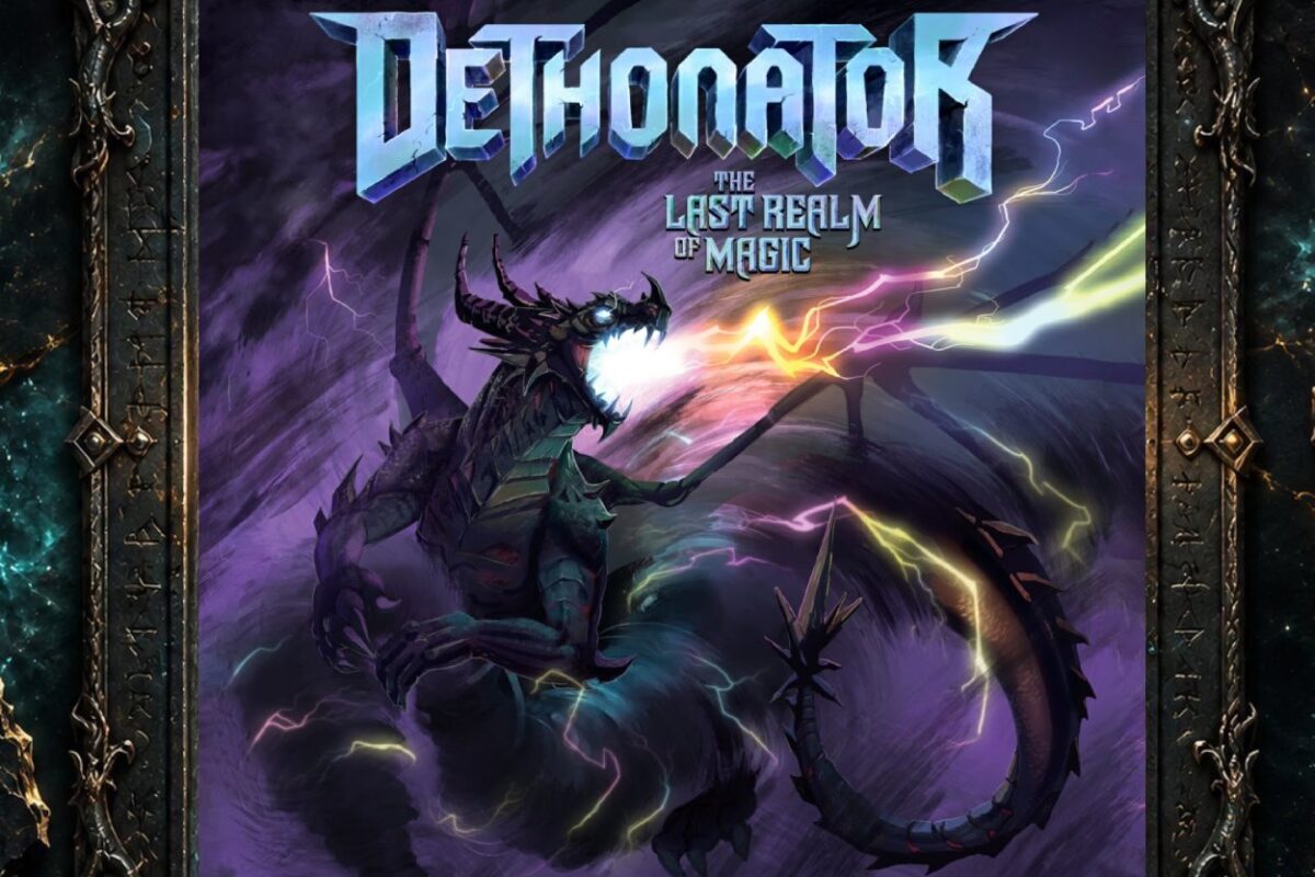 Cover von Dethonator – The Last Realm of Magic mit einem dunklen Drachen, der in einem violett-blauen Sturm Blitze und magische Energie speit. Darüber steht der metallisch gestaltete Bandname, darunter der Albumtitel.
