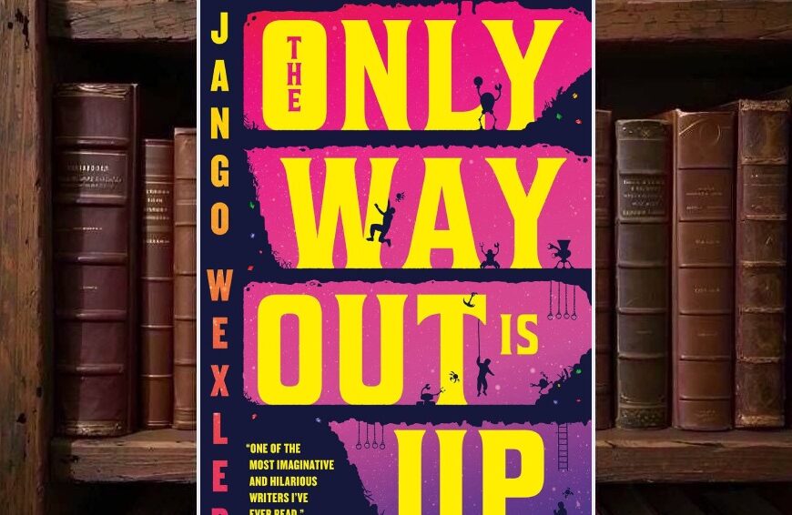 Cover von Django Wexlers The Only Way Out Is Up in kräftigem Pink, Gelb und Dunkelblau mit riesigem typografischem Titel, mehreren übereinanderliegenden Ebenen und kleinen silhouettenhaften Figuren sowie Konstrukten, die zwischen den Schichten klettern und kämpfen.