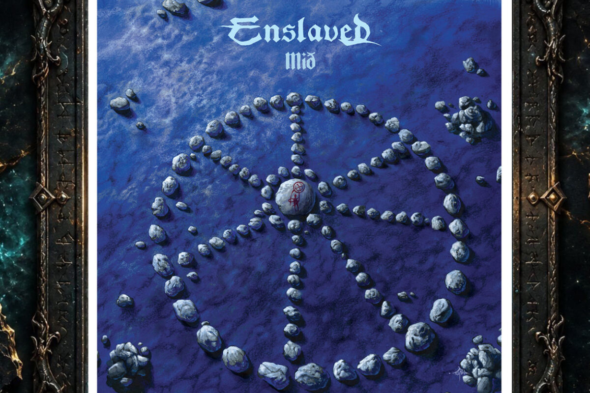 Cover von Enslaved – Mið: Auf tiefblauem Hintergrund sind zahlreiche graue Steine zu kreisförmigen und strahlenartigen Mustern angeordnet. In der Mitte liegt ein größerer Stein mit roter Markierung. Oben stehen der Bandname Enslaved und darunter der Albumtitel Mið.