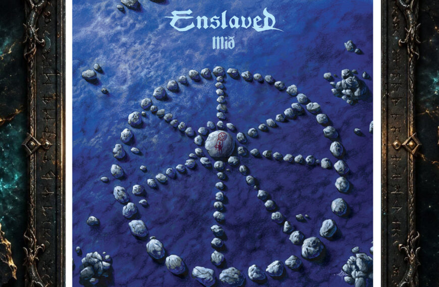 Cover von Enslaved – Mið: Auf tiefblauem Hintergrund sind zahlreiche graue Steine zu kreisförmigen und strahlenartigen Mustern angeordnet. In der Mitte liegt ein größerer Stein mit roter Markierung. Oben stehen der Bandname Enslaved und darunter der Albumtitel Mið.