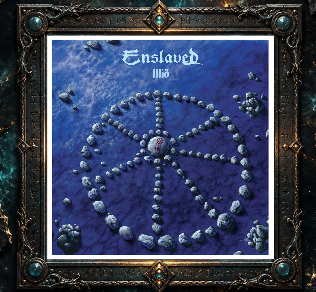 Cover von Enslaved – Mið: Auf tiefblauem Hintergrund sind zahlreiche graue Steine zu kreisförmigen und strahlenartigen Mustern angeordnet. In der Mitte liegt ein größerer Stein mit roter Markierung. Oben stehen der Bandname Enslaved und darunter der Albumtitel Mið.