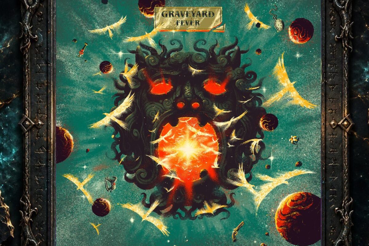 Cover von Graveyard – Fever mit einer dunklen, ornamental wirkenden Fratze mit rot glühenden Augen und einem orange leuchtenden Maul vor türkisfarbenem kosmischem Hintergrund. Rundherum schweben Planeten, helle Vogelformen, eine Taschenuhr, ein Revolver und weitere surreale Objekte.
