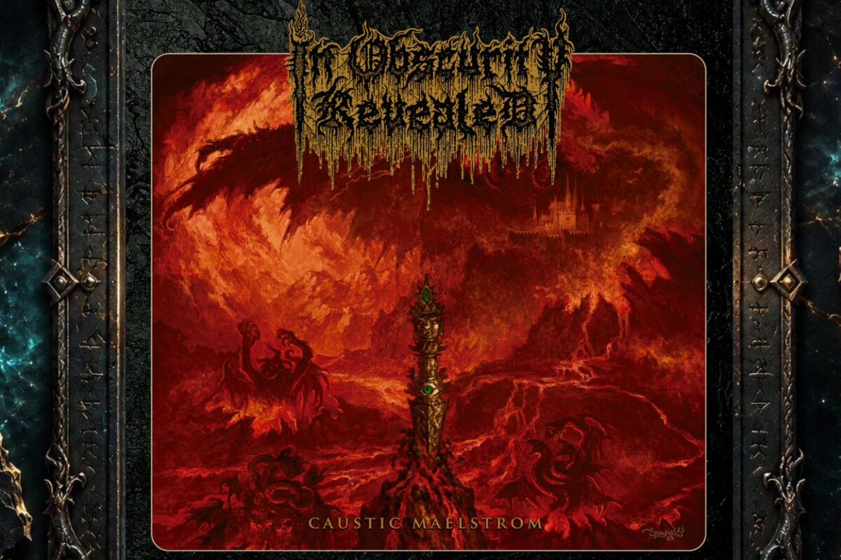 Cover von In Obscurity Revealed – Caustic Maelstrom mit einer glühend roten infernalischen Landschaft voller Lava, Flammen und grotesker Kreaturen. Im Zentrum erhebt sich eine dunkle totemartige Säule mit grün leuchtenden Details, während im Hintergrund eine finstere Festung im Fels erkennbar ist.