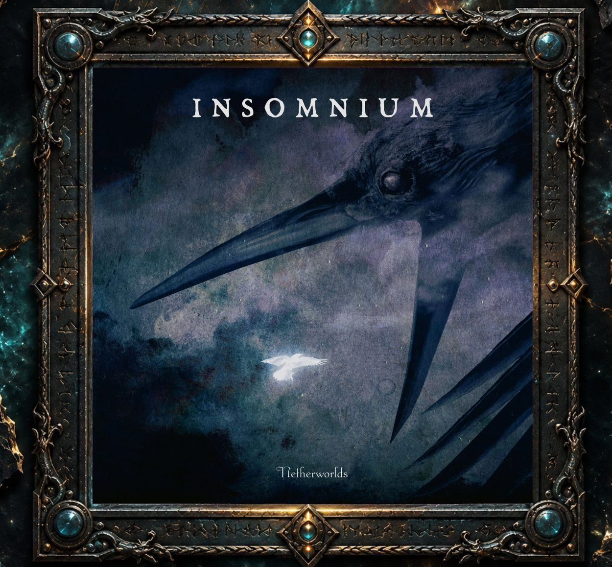 Cover von Insomnium – Netherworlds mit einem riesigen dunklen, vogelartigen Wesen mit langem Schnabel über einem nebligen blau-grauen Wald. Tief darunter fliegt ein kleiner weißer Vogel als heller Kontrast in der ansonsten düsteren Szenerie.