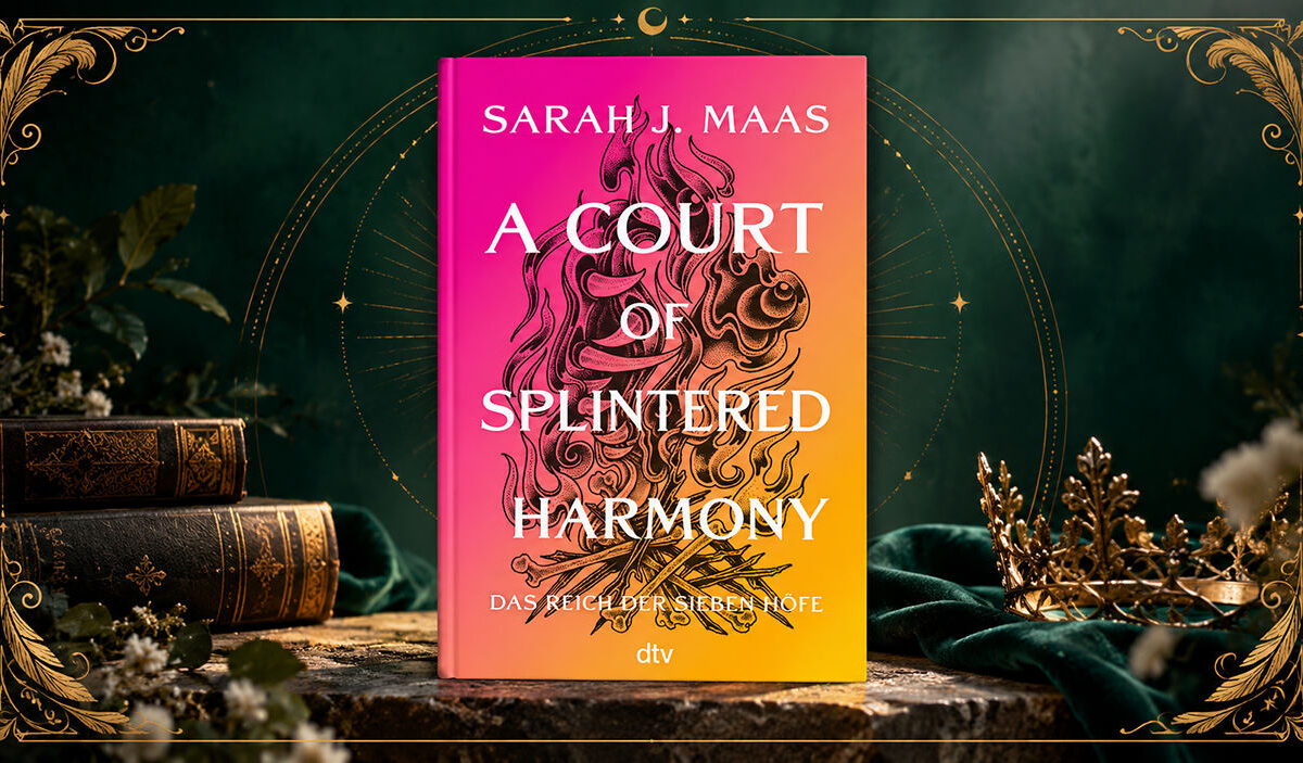 Buchcover von A Court of Splintered Harmony von Sarah J. Maas auf einer dunkelgrünen Fantasykosmos-Coverbühne mit goldenen Ornamenten. Der pink-orange-gelbe Einband zeigt eine schwarze, verschlungene Illustration.
