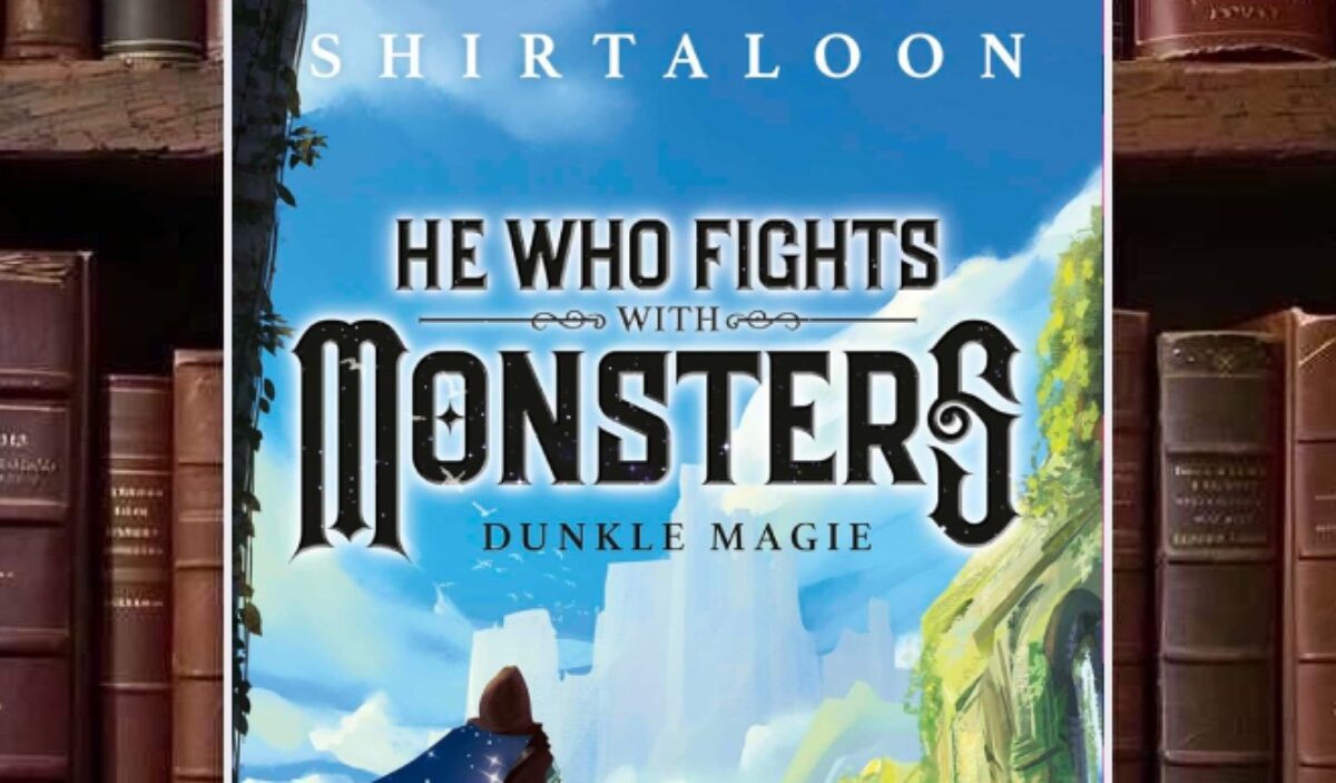 Cover der deutschen Ausgabe von He Who Fights With Monsters – Dunkle Magie mit einer vermummten Figur vor einer hellen fantastischen Stadtlandschaft; ein tiefblauer, sternenübersäter Umhang zieht sich über die linke Bildseite, während grüne Ruinen und ein strahlend blauer Himmel den Hintergrund bilden.