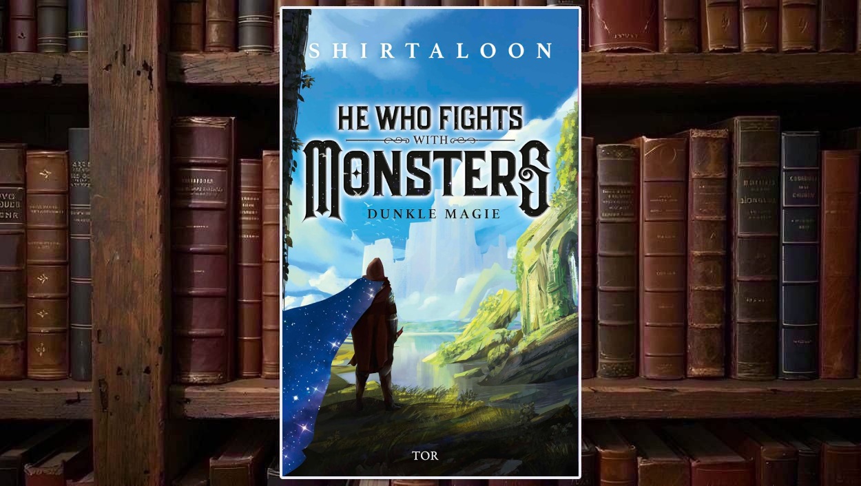Cover der deutschen Ausgabe von He Who Fights With Monsters – Dunkle Magie mit einer vermummten Figur vor einer hellen fantastischen Stadtlandschaft; ein tiefblauer, sternenübersäter Umhang zieht sich über die linke Bildseite, während grüne Ruinen und ein strahlend blauer Himmel den Hintergrund bilden.