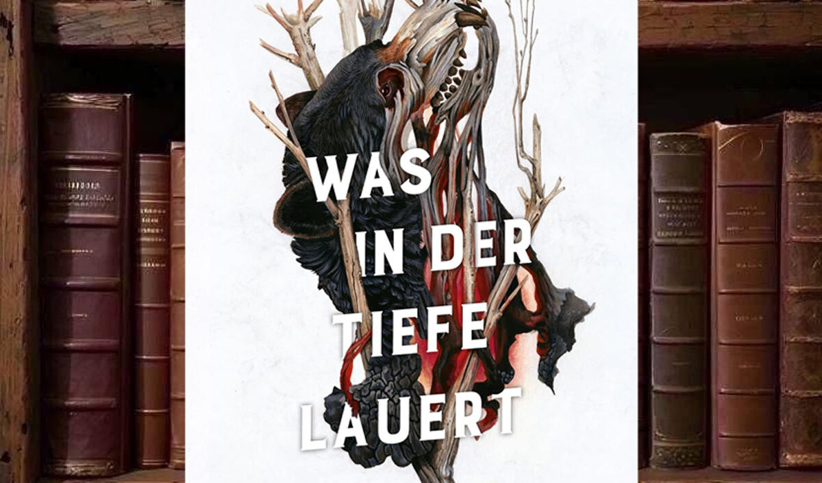 Buchcover von T. Kingfishers ***Was in der Tiefe lauert***: Eine groteske schwarze Kreatur mit knöchernen Strukturen, roten Gewebepartien und kahlen Ästen vor weißem Hintergrund.