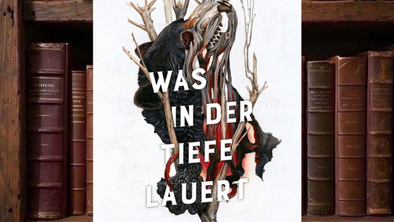 Buchcover von T. Kingfishers ***Was in der Tiefe lauert***: Eine groteske schwarze Kreatur mit knöchernen Strukturen, roten Gewebepartien und kahlen Ästen vor weißem Hintergrund.