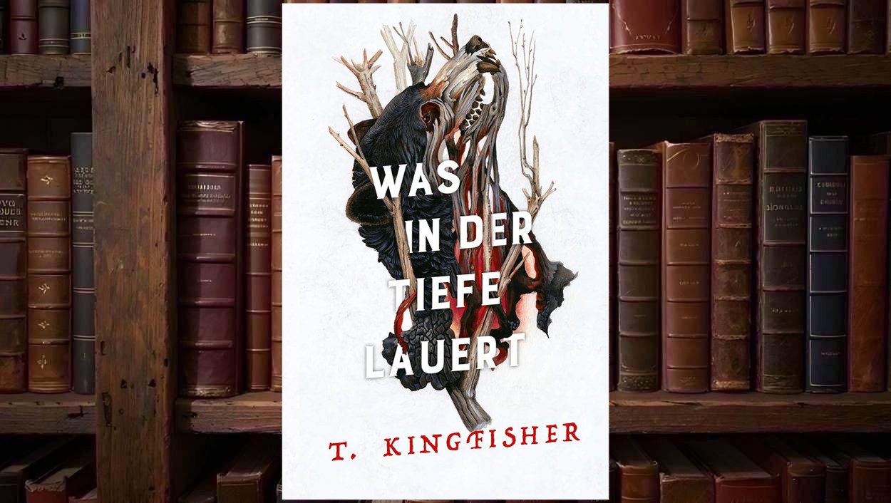 Buchcover von T. Kingfishers ***Was in der Tiefe lauert***: Eine groteske schwarze Kreatur mit knöchernen Strukturen, roten Gewebepartien und kahlen Ästen vor weißem Hintergrund.