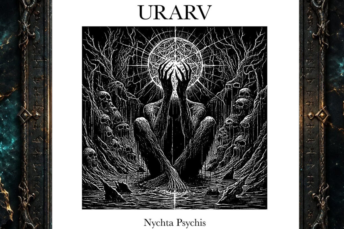 Cover von Urarv – Nychta Psychis. Eine düstere Schwarzweißillustration zeigt eine gesichtslose, hagere Gestalt, die sich inmitten abgestorbener Bäume, verschlungener Wurzeln und schädelartiger Figuren erhebt. Über ihrem Kopf leuchtet ein geometrisch verzierter Kreis. Das Motiv wird von einem breiten weißen Rahmen eingefasst, über der Illustration steht der Bandname, darunter der Albumtitel.