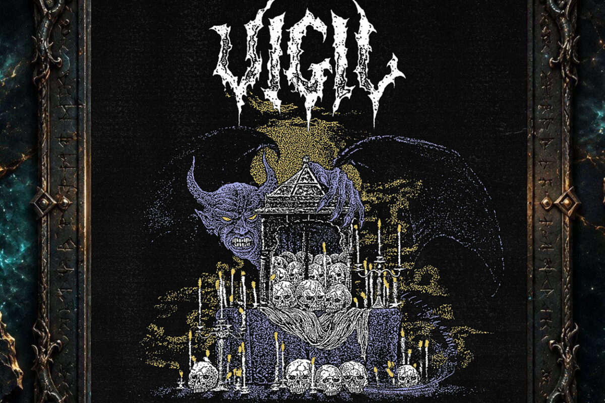 Albumcover von VIGIL – Primordial Rites: Ein violetter, gehörnter Dämon mit großen dunklen Flügeln steht hinter einem altarartigen Aufbau voller Totenschädel. Zahlreiche Kerzen umgeben den Altar vor schwarzem und gelbem Hintergrund. Darüber steht das weiße VIGIL-Logo.