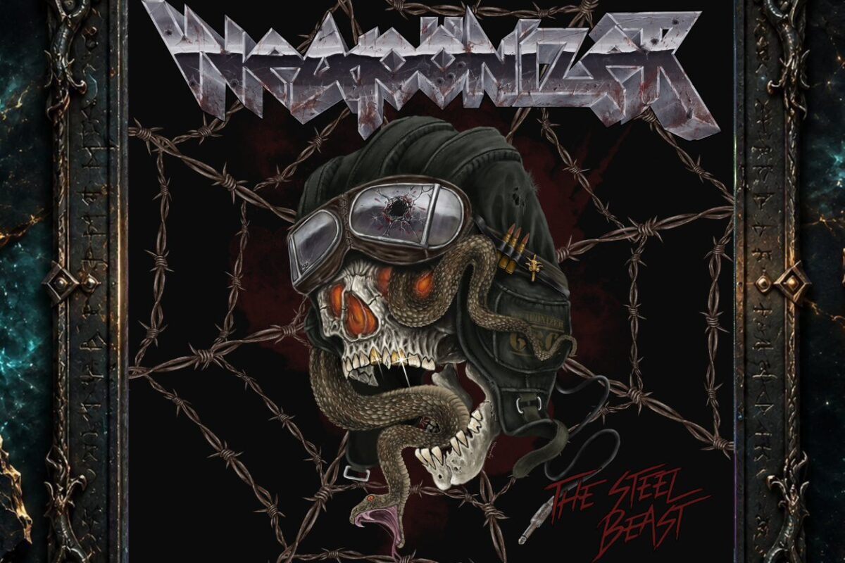Cover von Weapönizer – The Steel Beast mit einem Totenschädel in schwarzer Fliegerhaube und zerschossener Schutzbrille, durch dessen Augenhöhlen und Kiefer sich eine Schlange windet. Rundherum verläuft Stacheldraht; über dem Motiv steht das metallisch wirkende, zerschossene Bandlogo.