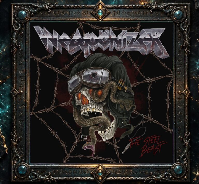 Cover von Weapönizer – The Steel Beast mit einem Totenschädel in schwarzer Fliegerhaube und zerschossener Schutzbrille, durch dessen Augenhöhlen und Kiefer sich eine Schlange windet. Rundherum verläuft Stacheldraht; über dem Motiv steht das metallisch wirkende, zerschossene Bandlogo.