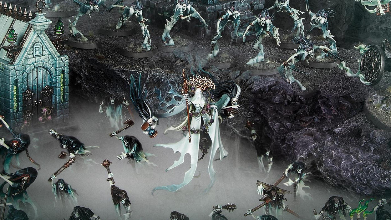 Offizielle Warhammer-Miniatur von Nagash, dem Herrscher der Untoten aus Age of Sigmar. Die imposante Skelettgestalt trägt eine aufwendige Rüstung und erhebt sich zwischen geisterhaften Erscheinungen. Nagash ist die zentrale Figur der neuen Nighthaunt-Battleforce Court of the Undying King.