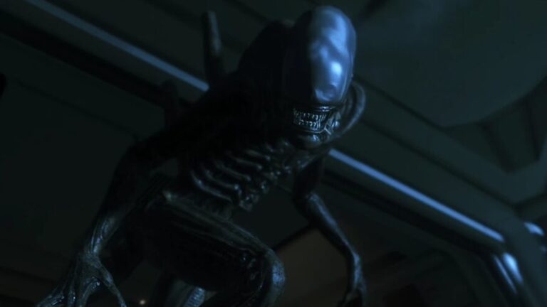 Ein Xenomorph aus Alien: Isolation 2 beugt sich in einem dunklen, metallischen Korridor bedrohlich nach vorn.