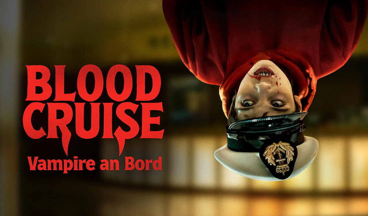 Offizielles Serienmotiv zu Blood Cruise – Vampire an Bord. Rechts hängt ein blasser Vampirjunge in roter Kleidung kopfüber im Bild. Sein Mund ist leicht geöffnet und zeigt spitze Fangzähne. Links steht der große blutrote Serientitel.