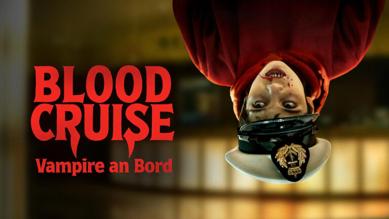 Offizielles Serienmotiv zu Blood Cruise – Vampire an Bord. Rechts hängt ein blasser Vampirjunge in roter Kleidung kopfüber im Bild. Sein Mund ist leicht geöffnet und zeigt spitze Fangzähne. Links steht der große blutrote Serientitel.