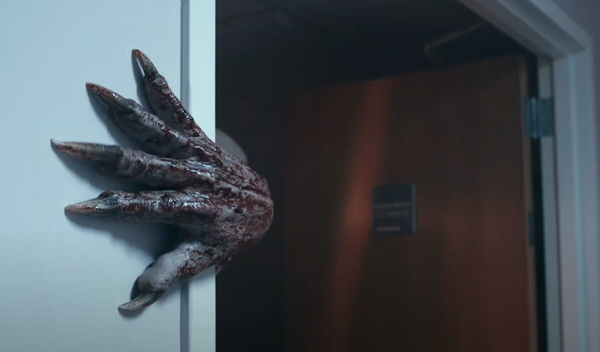Eine blutverschmierte monströse Hand mit langen Klauen greift aus einem dunklen Türrahmen in Bunker Heights.
