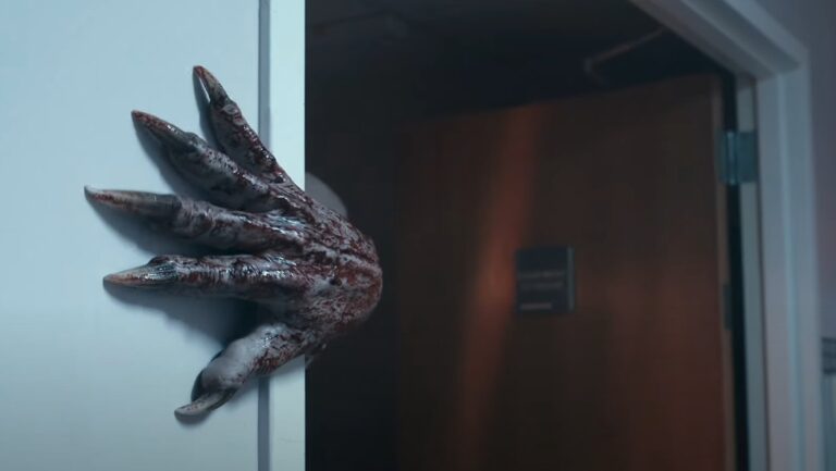Eine blutverschmierte monströse Hand mit langen Klauen greift aus einem dunklen Türrahmen in Bunker Heights.