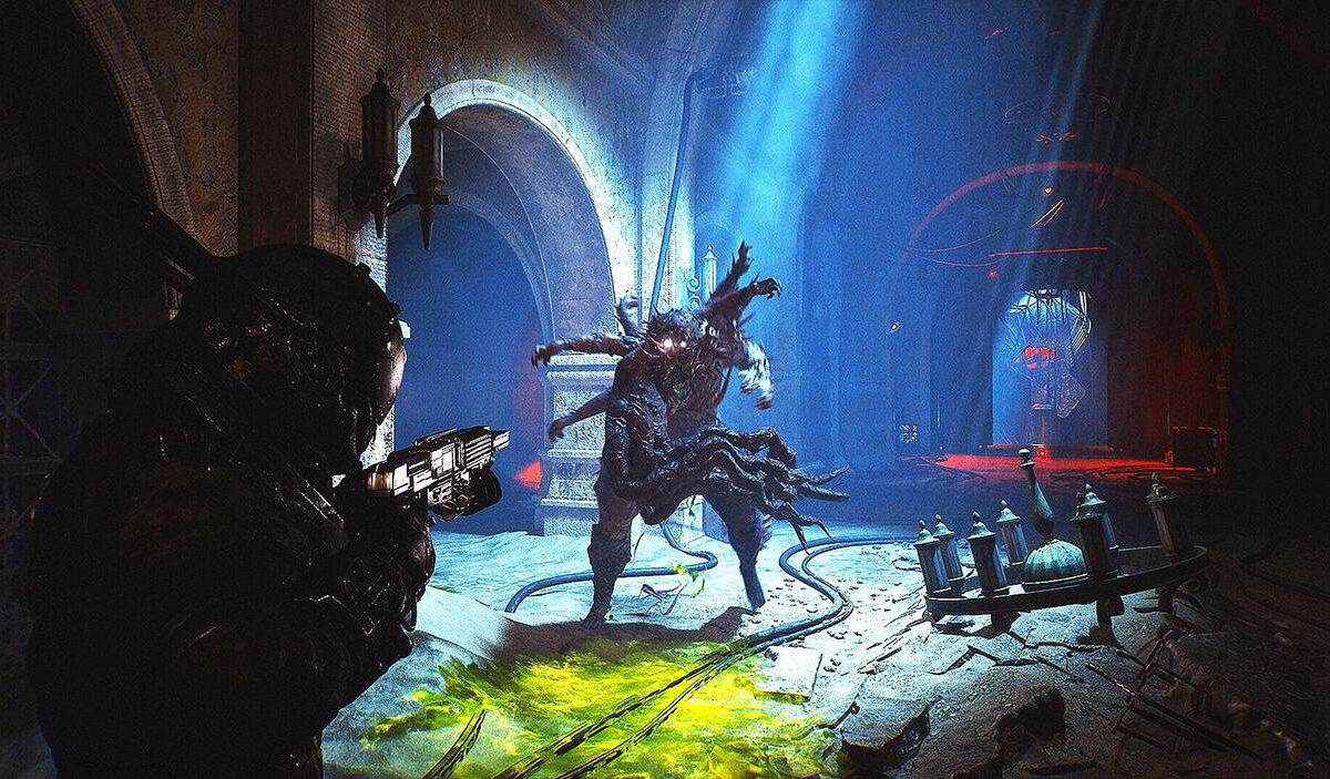 Gameplay-Screenshot aus Cronos: Lazarus: Ein schwer gepanzerter Kämpfer zielt mit einer futuristischen Schusswaffe auf eine groteske, mehrgliedrige Kreatur. Blaues Licht fällt durch eine hohe, verfallene Halle, während giftgrüne Flüssigkeit auf dem Boden leuchtet.