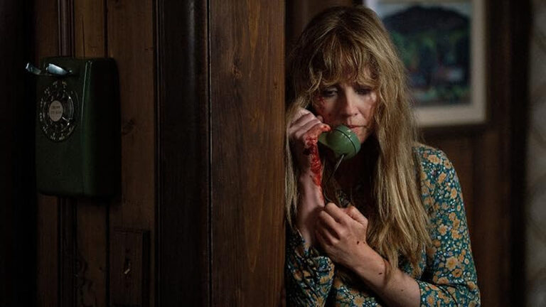 Linda Cardellini als Pamela Voorhees in der Horrorserie Crystal Lake. Ihr Gesicht ist blutverschmiert, und ihr angespannter Gesichtsausdruck unterstreicht die düstere Atmosphäre der Freitag der 13.-Vorgeschichte.
