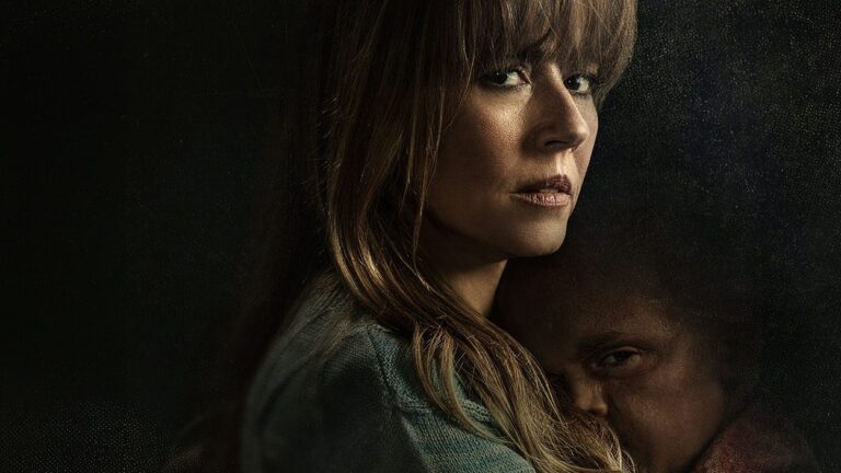 Eine ernst blickende Frau mit langen braunen Haaren hält einen kleinen Jungen eng an sich. Beide stehen vor einem fast schwarzen Hintergrund im düsteren Promomotiv der Horrorserie Crystal Lake.