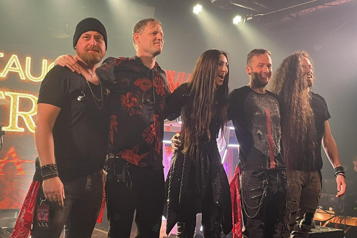 Die niederländische Symphonic-Metal-Band Delain mit Sängerin Diana Leah nach einem Konzert im Théâtre Fairmount in Montréal im März 2025.