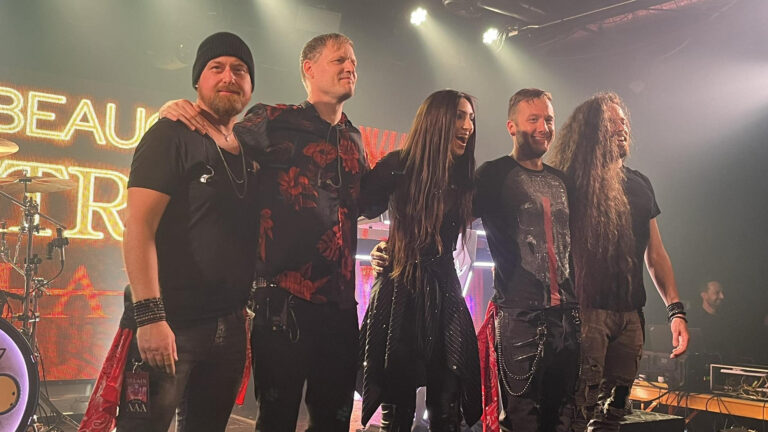 Die niederländische Symphonic-Metal-Band Delain mit Sängerin Diana Leah nach einem Konzert im Théâtre Fairmount in Montréal im März 2025.