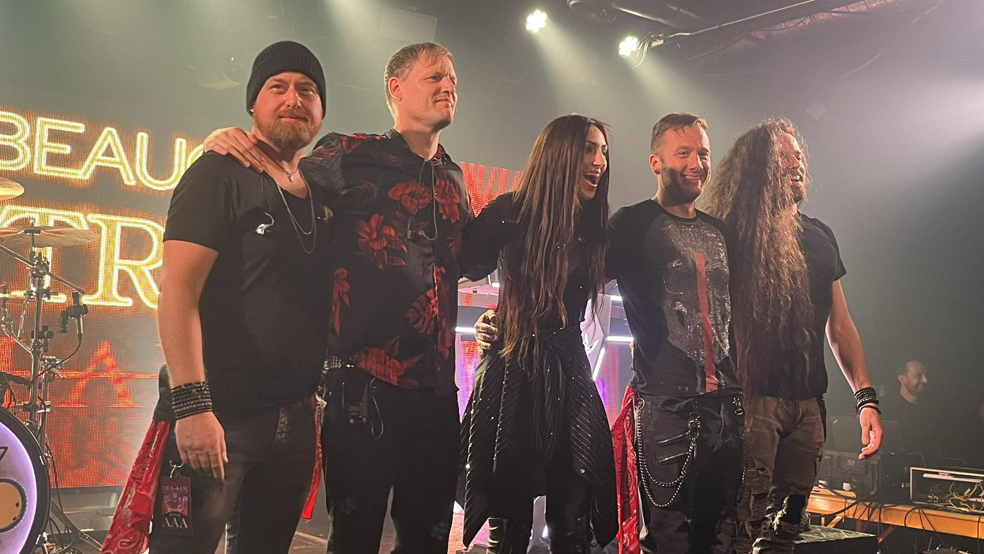 Die niederländische Symphonic-Metal-Band Delain mit Sängerin Diana Leah nach einem Konzert im Théâtre Fairmount in Montréal im März 2025.