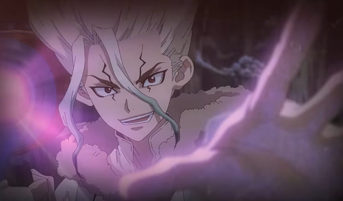 Senku Ishigami aus Dr. STONE blickt grinsend durch violettes Licht in einer Szene aus dem ersten TERRAFORMING-Teaser.