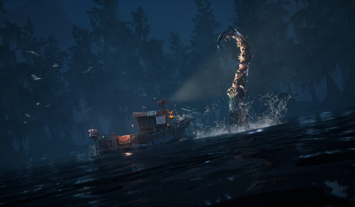 Düsterer Gameplay-Screenshot aus DREADMOOR: Ein verrosteter Fischtrawler fährt durch ein nächtliches Sumpfgewässer, während rechts daneben ein riesiges, schlangenartiges Seeungeheuer mit aufgerissenem Maul aus dem Wasser ragt. Im Hintergrund stehen dunkle Bäume.