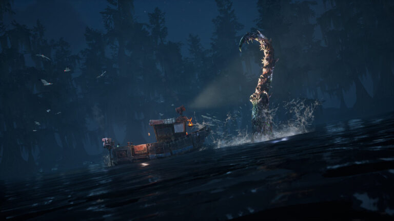 Düsterer Gameplay-Screenshot aus DREADMOOR: Ein verrosteter Fischtrawler fährt durch ein nächtliches Sumpfgewässer, während rechts daneben ein riesiges, schlangenartiges Seeungeheuer mit aufgerissenem Maul aus dem Wasser ragt. Im Hintergrund stehen dunkle Bäume.