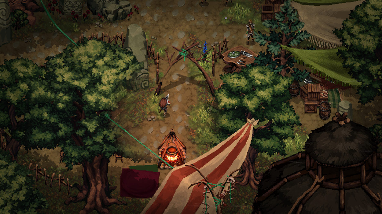 Gameplay-Screenshot aus Drova II: Torn Lands mit einer kleinen Spielfigur auf einem Waldweg zwischen dichten Bäumen, einem Lagerfeuer, Zelten und rustikalen Holzhütten.