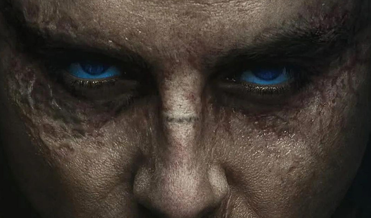 Extreme Nahaufnahme von Paul Atreides, gespielt von Timothée Chalamet, aus Dune: Part Three. Seine intensiv blau leuchtenden Augen blicken unter tiefen, dunklen Brauen hervor. Das Gesicht liegt größtenteils im Schatten, während die raue Hautstruktur durch schwaches Licht hervorgehoben wird.