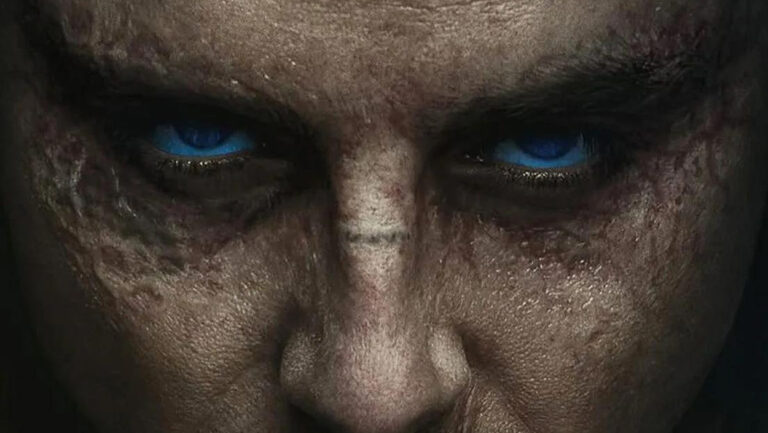 Extreme Nahaufnahme von Paul Atreides, gespielt von Timothée Chalamet, aus Dune: Part Three. Seine intensiv blau leuchtenden Augen blicken unter tiefen, dunklen Brauen hervor. Das Gesicht liegt größtenteils im Schatten, während die raue Hautstruktur durch schwaches Licht hervorgehoben wird.