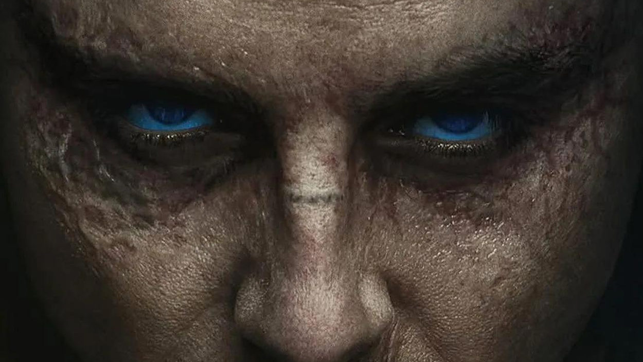 Extreme Nahaufnahme von Paul Atreides, gespielt von Timothée Chalamet, aus Dune: Part Three. Seine intensiv blau leuchtenden Augen blicken unter tiefen, dunklen Brauen hervor. Das Gesicht liegt größtenteils im Schatten, während die raue Hautstruktur durch schwaches Licht hervorgehoben wird.