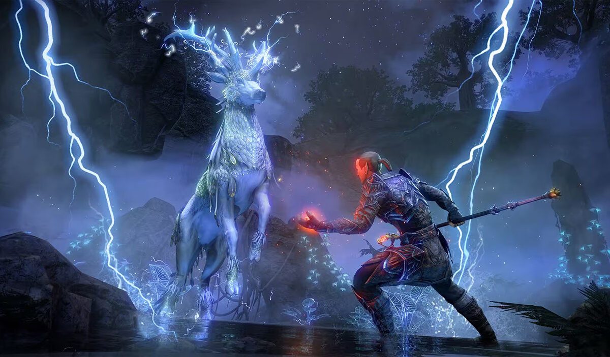 Fantasy-Kampfszene aus The Elder Scrolls Online: Ein schwer gerüsteter Magier mit Stab kämpft gegen ein riesiges, geisterhaftes Hirschwesen mit leuchtendem Geweih. Gewaltige blaue Blitze durchzucken eine neblige Waldlandschaft.