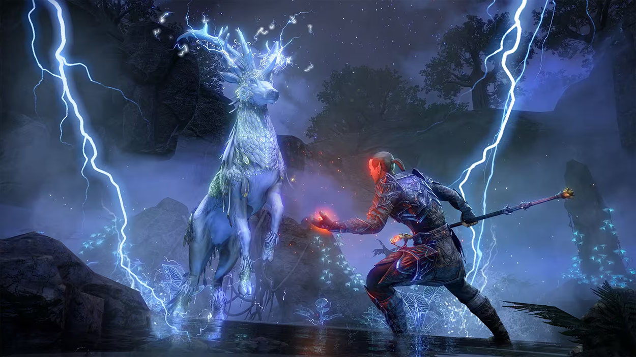 Fantasy-Kampfszene aus The Elder Scrolls Online: Ein schwer gerüsteter Magier mit Stab kämpft gegen ein riesiges, geisterhaftes Hirschwesen mit leuchtendem Geweih. Gewaltige blaue Blitze durchzucken eine neblige Waldlandschaft.