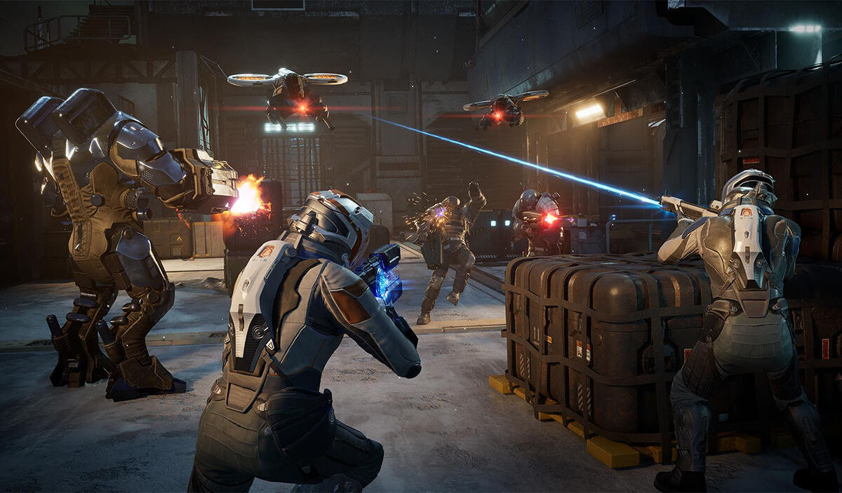 Gameplay-Screenshot aus EXODUS: Drei bewaffnete Kämpfer in futuristischen Rüstungen liefern sich in einer industriellen Raumstation ein Feuergefecht mit feindlichen Soldaten und zwei schwebenden Kampfdrohnen. Blaue Laserstrahlen und Mündungsfeuer durchziehen die Szene.