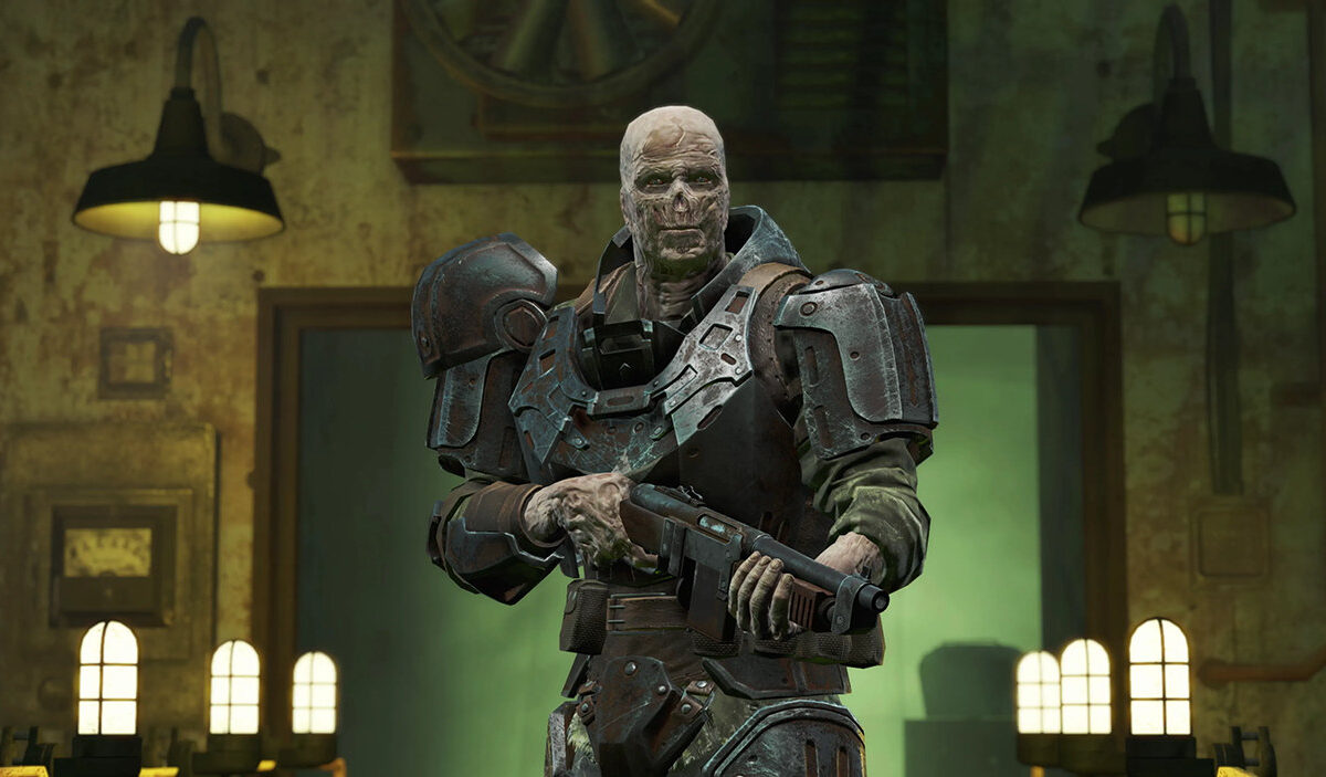 Screenshot aus Fallout 4 mit einem schwer gepanzerten Ghoul, der eine Schrotflinte in den Händen hält. Die Gestalt steht in einem heruntergekommenen militärischen Innenraum, der von gelblichem Lampenlicht und unheimlichem grünem Licht aus dem Hintergrund beleuchtet wird.